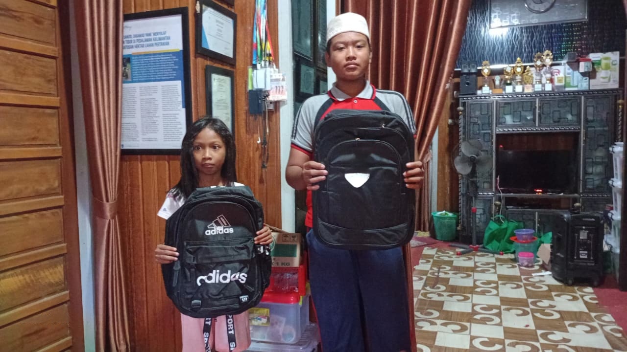 CV Aqsha dan LAZ Al Azhar Salurkan Alat Sekolah untuk Anak Yatim
